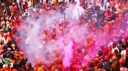 इन 5 जगहों पर मनाई जाती है सबसे शानदार Holi, अपनों के साथ प्लान करें ट्रिप, यादगार बन जाएगा रंगों का त्योहार