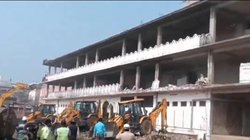 Uttar Pradesh News: कुशीनगर की मदनी मस्जिद पर चला बुलडोजर, सरकारी जमीन पर हुआ है निर्माण