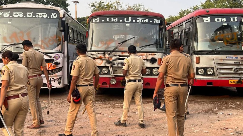 maharashtra | karnataka | bus service suspended ||