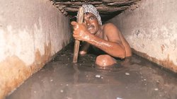 संपादकीय: सुप्रीम कोर्ट के कहने के बावजूद नहीं हुआ अमल, मैला उठाने वालों को नहीं मिलती सुविधा