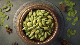 benefits of eating cardamom on empty stomach
