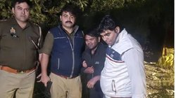 Noida: साधारण सी शक्ल, दिखने में घरेलू… बाइक पर जा रहे दो लोगों को पुलिस ने रोका, असलियत जानकर चौंक गए अधिकारी