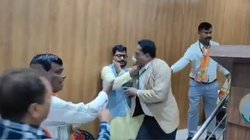 Rajasthan News: बीजेपी की मीटिंग में जमकर हंगामा, प्रदेश अध्यक्ष के सामने ही भिड़े पदाधिकारी, एक-दूसरे पर बरसाए थप्पड़