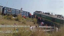 फतेहपुर में दो ट्रेनें आपस में टकराईं, लोको पायलट समेत दो रेलवे अधिकारी घायल, कांग्रेस ने रेल मंत्री की ली चुटकी