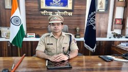 अब नेमप्लेट पर नहीं होगा सरनेम, सिर्फ नाम से होगी पहचान, महाराष्ट्र पुलिस के इस फैसले की क्यों हो रही चर्चा?