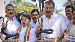 हाथों में ‘सांप’ लेकर विधानसभा परिसर में कांग्रेस विधायकों ने क्यों किया प्रदर्शन, क्या था मकसद? भड़क गई BJP
