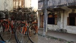 लड़कियों की स्कूल छोड़ने की समस्या को रोकने के लिए लॉन्च हुई थी साइकिल योजना, विपक्ष ने देरी को लेकर उठाए सवाल