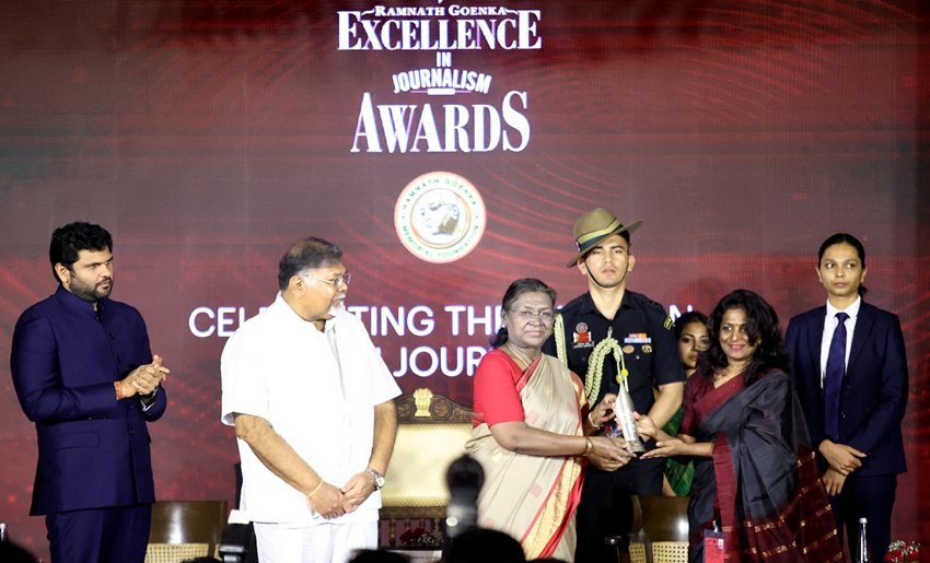 मध्यमम की जिशा एलिज़ाबेथ को क्षेत्रीय भाषा कैटेगरी में अवार्ड दिया गया। उन्हें यह सम्मान साइबर क्राइम गिरोहों द्वारा म्यांमार ले जाए गए युवकों से जुड़ी स्टोरी के लिए मिला। (Express Photo By Praveen Khanna)