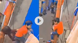 ‘फिर कहोगे मम्मी पीटती है…’, बालकनी से खंभे पर लटके, फिर धीरे-धीरे उतर गए नीचे, बच्चों की शरारत का Viral Video देख रह जाएंगे दंग