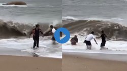 ‘बच्चों को बीच पर ना ले जाएं’, लहरों में फंस गई बच्ची, बचाने को दौड़े पिता, मची चीख-पुकार, Viral Video देख डर जाएंगे