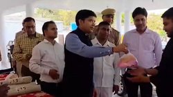 होली से पहले गुलाल बेचते दिखे संभल DM, ‘सेल्समैन’ की तरह महिलाओं संग बेचा 80 हजार का सामान