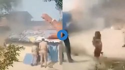 बुलडोजर कार्रवाई के बीच झोपड़ी की ओर दौड़ी छोटी बच्ची, कलेजे से चिपकाए अपने किताब लिए आई बाहर, झकझोरने वाला Viral Video