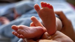 मुबंई एयरपोर्ट के टॉयलेट की डस्टबिन में मिला मरा हुआ नवजात, जांच करने पर सामने आई चौंकाने वाली सच्चाई