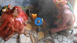 शादी के कपड़े में ही खाना बनाने लगे दूल्हा-दुल्हन, पत्नी ने बेली रोटी तो पति ने फूंका चूल्हा, Viral Video पर यूजर्स ने ऐसे किया रिएक्ट