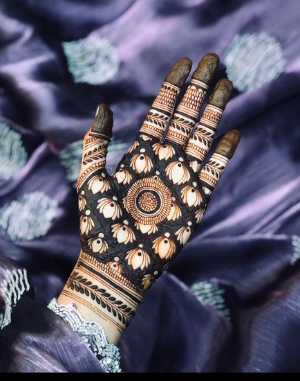 Latest Henna trends for Holi