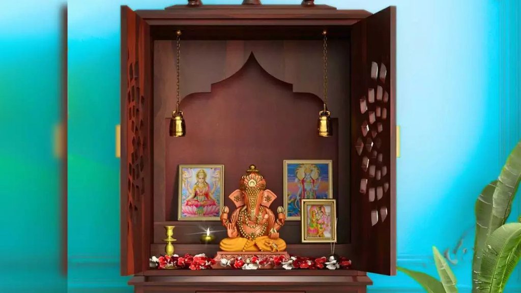 Mandir Vastu, Mandir Vastu Niyam, Temple Vastu Shastra, Lakdi Ke Mandir Ke Niyam, Ghar Me Mandir, Kaisa Hona Chahiye Lakdi Ka Mandir, जानिए घर में लकड़ी के मंदिर रखने पर किन किन बातों का ध्यान रखना, घर में लकड़ी का मंदिर रखने के सही नियम, Niyam of Temple Vastu Shastra