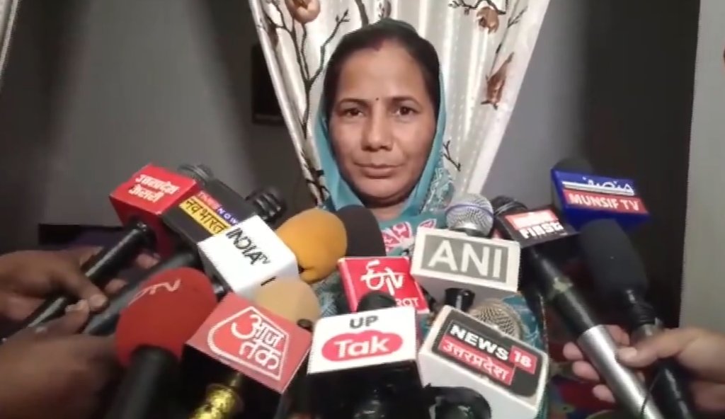 मीडिया से बात करते हुए पीड़ित युवक की बहन। (एएनआई)