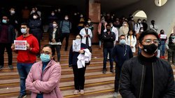 NEET PG 2025: दो शिफ्ट में पेपर को लेकर क्यों खफा हैं MBBS डॉक्टर्स? क्या है पूरा विवाद