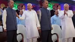 राष्ट्रगान के दौरान कभी पकड़ा अफसर का हाथ तो कभी दाएं-बाएं देखने लगे नीतीश कुमार, मुख्य सचिव भी हो गए असहज, देखें VIDEO