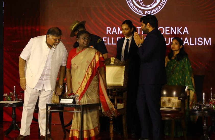 रामनाथ गोयनका अवॉर्ड्स 2023 के समारोह में राष्ट्रपति द्रौपदी मुर्मू मुख्य अतिथि के तौर पर शामिल हुई। इस दौरान उन्होंने विजेता पत्रकारों को अवॉर्ड्स भी दिए। (Express photo by Abhinav Saha)