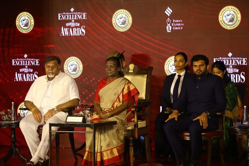 राष्ट्रपति द्रौपदी मुर्मू ने 13 श्रेणियों में प्रिंट, डिजिटल और प्रसारण पत्रकारों रामनाथ गोयनका अवार्ड्स दिए। रामनाथ गोयनका फाउंडेशन द्वारा स्थापित यह पुरस्कार खोजी पत्रकारिता, खेल, राजनीति और सरकार, पुस्तकें, फीचर लेखन और क्षेत्रीय भाषाओं सहित 13 श्रेणियों में प्रिंट, डिजिटल और प्रसारण पत्रकारों के 20 उत्कृष्ट योगदानों को मान्यता प्रदान करता है और उन्हें सम्मानित करता है। (Express photo by Abhinav Saha)