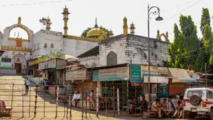 Why is Aurangzeb tomb controversial
