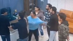 पादरी बजिंदर सिंह ने की सारी हदें पार, महिला को जड़े थप्पड़, गला भी पकड़ा; VIDEO