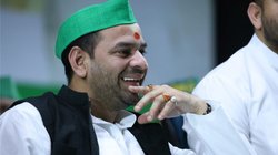 VIDEO: ‘आज ठुमका नहीं लगाओगे तो सस्पेंड कर दिए जाओगे’, Holi पर तेजप्रताप यादव ने पुलिसकर्मी को वर्दी में कराया डांस