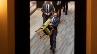 Justin Trudeau resigns, Trudeau viral exit photo,