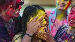 भारत के अलावा इन देशों में होली की होती है धूम, एक नहीं कई मुस्लिम देशों में भी मनाया जाता है रंगों का त्योहार