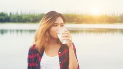 रोज सुबह खाली पेट गुनगुना पानी पीना कर दें शुरू, शरीर को मिलेंगे ये 5 फायदे, पेट भी हमेशा रहेगा साफ