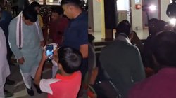 VIRAL VIDEO: योगी सरकार की 8 साल की उपलब्धियों का बखान कर रहे थे बिजली मंत्री, अचानक चली गई लाइट; फ्लैशलाइट की रोशनी में पहनना पड़ा जूता