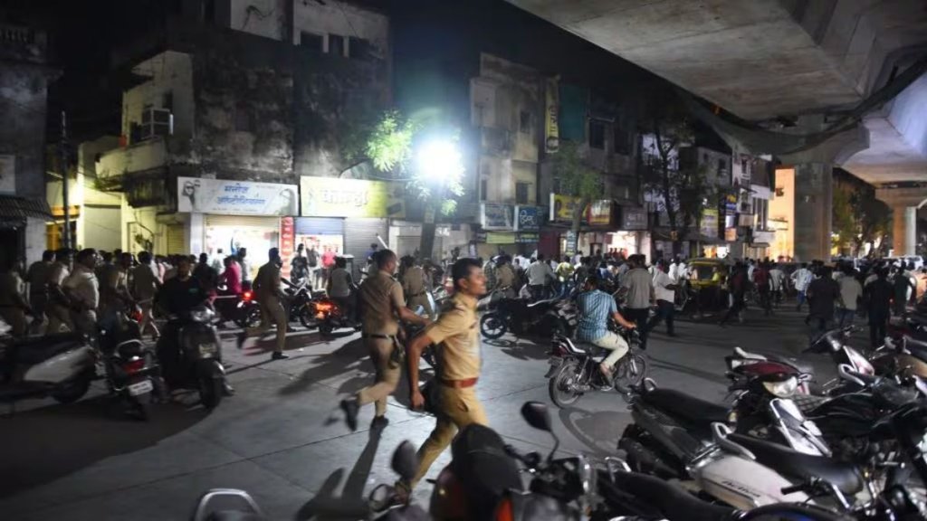 ehicles torched,stone pelting Nagpur,police deployment Nagpur,
