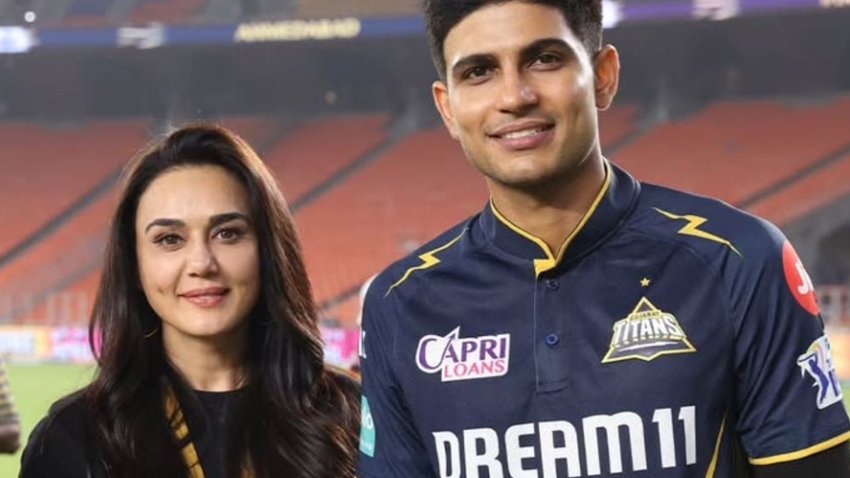 बीते साल प्रीति जिंटा की शुभमन गिल के साथ तस्वीर काफी वायरल हुई थी। शुभमन गिल पंजाब से ताल्लुक रखते हैं लेकिन आईपीएल में वह गुजरात टाइटंस की ओर से खेलते हैं। (PC- Priety Zinta Instagram)