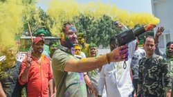 ‘पलटू चाचा कहां हैं?’ लालू के ‘लाल’ ने सीएम नीतीश कुमार के घर के बाहर लगाई आवाज, देखें VIDEO