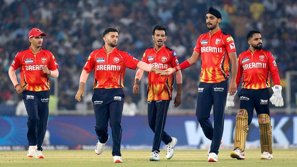विकेट लेने का टीम के साथियों के साथ जश्न मनाते हुए पंजाब किंग्स के अर्शदीप सिंह। (सोर्स- एएनआई फोटो)