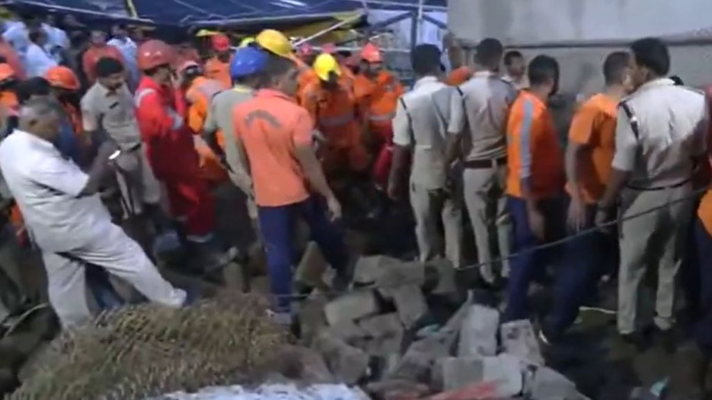 हादसे के बाद मौके पर जुटे लोग। (वीडियो ग्रैब- ANI)
