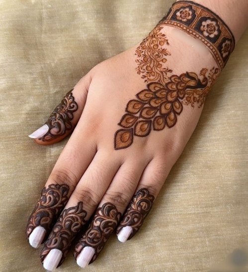 Finger mehndi for party