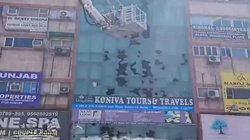 Fire Broke Out: नोएडा के अट्टा मार्केट में लगी भीषण आग, बचने के लिए कई लोग इमारत से कूदे