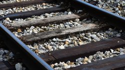 उसकी वजह से आत्महत्या कर रहा… ट्रेन के सामने कूदकर पति ने दी जान, पत्नी पर उत्पीड़न का आरोप, महज 2 साल पहले हुई थी शादी