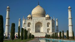 ताजमहल के बाहर टहल रही थी विदेशी टूरिस्ट, तभी उसके एकदम पास आ गया सेल्समैन और फिर…, शर्मसार कर रही घटना