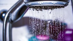 गेस्ट हाउस में नहा रही महिला को अचानक दिखा एक साया, चिल्लाकर भागी बाहर और फिर…, चौंकाने वाला मामला