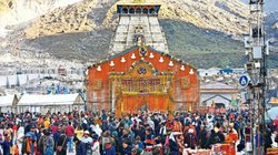 Kedarnath helicopter ticket booking: कुछ ही मिनटों में बुक हुए केदारनाथ में हेलिकॉप्टर के टिकट, भक्तों की भीड़ या कोई बड़ा खेल?