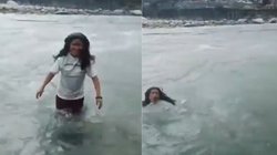 मम्मी-मम्मी चिल्लाते हुए गंगा नदी में समा गई युवती, रील बनाने के लिए दे रही थी पोज, दिल दहला रहा Viral Video
