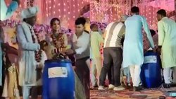 हमीरपुर : दोस्तों ने नवदंपति को गिफ्ट किया नीला ड्रम, Viral Video देख भड़के यूजर्स, कहा – बेवकूफ लोगों की कमी नहीं