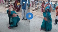 थक गई बैंड पार्टी पर नहीं रुकीं अम्मा, किया जबरदस्त नागिन डांस, Viral Video देख यूजर्स बोले – लगता है बिना नागमणि लिए…