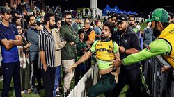PAK vs NZ: पाकिस्तानी ऑलराउंडर खुशदिल शाह ने खोया आपा, दर्शकों को मारने दौड़े! खिलाड़ी-सिक्योरिटी गार्ड ने रोका