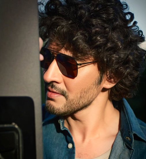 वहीं, डेब्यू को लेकर तेलुगु सुपरस्टार का कहना था कि उन्हें हिंदी फिल्मों से ऑफर तो आते हैं लेकिन उन्हें लगता नहीं है कि बॉलीवुड उन्हें अफॉर्ड कर पाएगा। इतना ही नहीं, उन्होंने ये भी कहा था कि जहां उन्हें अफॉर्ड नहीं किया जा सकता हो वो ऐसी इंडस्ट्री में काम करके अपना वक्त बर्बाद नहीं करना चाहते हैं। (photo- Mahesh Babu/Insta)