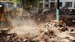 नासिक में भारी बवाल के बीच अवैध दरगाह पर चला बुलडोजर, पथराव में 21 पुलिसकर्मी घायल, हिरासत में 15 लोग