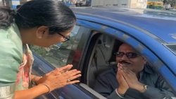 Delhi: सीएम रेखा गुप्ता ने बीच सड़क रुकवाया काफिला, गाय को चारा खिला रहे शख्स को दी खास नसीहत